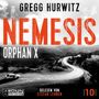 "Gregg Hurwitz, Nemesis Orphan X. Gelesen von Stefan Lehnen. Ein kurvige Straße durch eine bergige Landschaft."