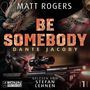 "BE SOMEBODY" in großen Buchstaben, ein Mann mit Scharfschützengewehr, tätowierter Oberkörper, Drachenmotiv.