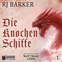 "Die Knochenschiffe", gelesen von Matthias Lühn. Illustration von einem roten Drachen auf einem stürmischen Meer.