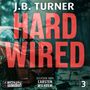 Text: "J.B. Turner HARD WIRED" in großen roten Buchstaben. Unten: "Gelesen von Carsten Wilhelm". Ein beschädigtes rotes Auto.