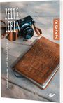 "ZEIT zum LEBEN" steht groß über einer Kamera. Rechts ist "2027" auf orangefarbenem Hintergrund.