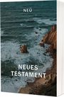 Texte: "NEÜ", "NEUES TESTAMENT". Küstenansicht mit Wellen, Felsen und Sandstrand bei Sonnenuntergang. Buchcover.