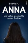 „Sophie N. – ANNA: Die wahre Geschichte meiner Tochter“ steht auf einem dunkelblauen Hintergrund über einer Person von hinten.