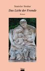 "Stanislav Struhar, Das Licht der Fremde, Roman." Eine Skulptur zeigt eine Familie in inniger Umarmung, umgeben von Tauben.