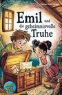 "Emil und die geheimnisvolle Truhe, Band 1". Zwei Kinder öffnen neugierig eine Schatztruhe in einem Dachbodenraum.
