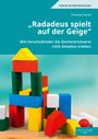 „Radadeus spielt auf der Geige“ in großen Buchstaben. Bunte Holzbauklötze in verschiedenen Formen und Farben.