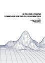 Oben zentriert: "IM FELD DER LITERATUR STIMMEN AUS DEM TIROLER LITERATURBETRIEB". Unten ein abstraktes, wellenförmiges Raster.