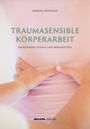 "TRAUMASENSIBLE KÖRPERARBEIT, PRAXISWISSEN TRAUMA UND NERVENSYSTEM, BARBARA REININGER." Zwei Hände auf einem Rücken.