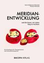 Text: "MERIDIANENTWICKLUNG" und drei lächelnde, rote Daruma-Puppen.