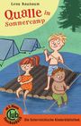 Titel: Qualle im Sommercamp. Drei Kinder sitzen auf einem Floß im Wasser, im Hintergrund sind Zelte und Bäume.