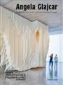 "Angela Glajcar" oben, "Zeichnung & Papierkunst" unten, eine große, wellige Papierinstallation, zwei Personen unscharf daneben.