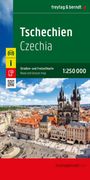 "Tschechien, Czechia, Straßen- und Freizeitkarte 1:250 000. Luftaufnahme eines historischen Platzes mit Kirche."