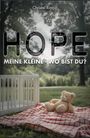 „HOPE MEINE KLEINE - WO BIST DU?“ Ein Teddybär sitzt auf einer rot-weiß karierten Decke im Freien neben einem Gitter.