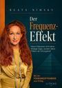 "Der Frequenz-Effekt" von Beate Nimsky. Eine Frau mit roten Haaren in einem goldenen Outfit vor dunkelblauem Hintergrund.