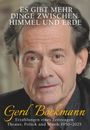 Der Text oben lautet: "ES GIBT MEHR DINGE ZWISCHEN HIMMEL UND ERDE". Unten: "Gerd Böckmann, Erzählungen eines Zeitzeugen...". Ein Mann mit grauen Haaren.