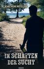 "Joachim Müller" und "Im Schatten der Sucht". Ein Mann steht auf einem Waldweg, hält eine Flasche, Blick zum Meer.