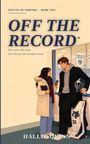 „WOLVES OF ASHFORD · BOOK TWO“, darunter „OFF THE RECORD“. Eine Frau mit Notizbuch, ein Mann hält Hockeyausrüstung.