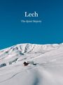 Text: "Lech The Quiet Majesty". Winterlandschaft, verschneite Berge, klarer blauer Himmel, Hütte im Vordergrund.