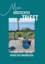 "Mein verstecktes Triest", 177 Tipps, Christina Dow. Ein Tisch mit Weingläsern und einer blauen Vase vor Meereshintergrund.