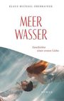 "Meerwasser. Geschichte einer ersten Liebe." Zwei Menschen schweben unter Wasser, ihr Haar fließt anmutig im Wasser.