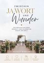 "Zwischen Ja-Wort und Wunder." Ein Hochzeitsplaner erzählt vom schönsten Chaos der Welt. Blumengeschmückter Hochzeitsbogen.