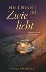 „HELLIGKEIT IM Zwielicht – Stimmen aus dem Zwischenraum“ von Sonja Dworzsak. Tautropfen mit Lichtspirale auf Blatt.