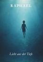 Text: "RAPHAEL" oben, "Licht aus der Tiefe" unten. Silhouette einer Person schwebt in blauem Unterwasserlicht.