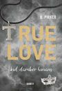 „B. Pirker. TRUE LOVE. Und darüber hinaus. BAND II.“ Ein T-Anhänger an einer Kette vor grauem Hintergrund.