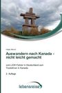 Auswandern nach Kanada - nicht leicht gemacht. Ein Steinturm steht auf einer Wiese unter bewölktem Himmel.
