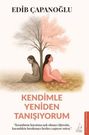 EDİB ÇAPANOĞLU. KENDİMLE YENİDEN TANIŞIYORUM. Zwei Frauen sitzen Rücken an Rücken unter einem zweigeteilten Baum.