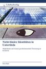 Lehrbuchverlag, Nicht-binäre Identitäten in Untertiteln. Bild von einem Maschendrahtzaun und einem gemalten Auge auf einer Mauer.