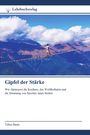 Ein Mensch balanciert auf einer Seilbrücke vor Bergkulisse. Titel: "Gipfel der Stärke", Autorin: Tabea Bauer.