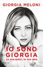 "Giorgia Meloni. Io sono Giorgia. Le mie radici, le mie idee." Schwarz-weiß Portrait einer Frau, fokussiert, nachdenklich.