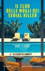 "IL CLUB DELLE MOGLI DEI SERIAL KILLER" steht über Sonnenliegen, ein Pool und Palmen sind sichtbar, Couch im Vordergrund.