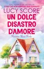 Text: „Dall'autrice del bestseller Cose che non abbiamo mai superato. Lucy Score. Un dolce disastro d'amore. Mistakes Were Made.“  
Illustration: Ein lila-rotes Haus mit Frau und Hund.