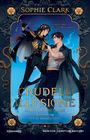 "CRUDELE ILLUSIONE" und "CRUEL IS THE LIGHT". Zwei Personen in stilvollen Kostümen vor einem blauen Hintergrund.
