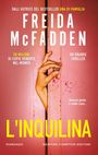 Titel: "L'INQUILINA". Autor: Freida McFadden. Eine Hand öffnet eine rote Tür, innen blutiger Abdruck. Spannungsvoll.