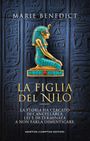 Text: "Marie Benedict. La Figlia del Nilo. Romanzo. La storia ha cercato di cancellarla, lei è determinata a non farla dimenticare. Newton Compton Editori." 

Eine Illustration zeigt eine sitzende ägyptische Figur vor Hieroglyphen.