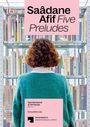 "Saâdane Afif: Five Preludes" steht oben. Frau mit lockigem Haar betrachtet Regal voller Bücher.