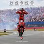 2025 World Champion, Ducati Logo, Person steht auf rotem Motorrad, jubelnde Menge im Hintergrund.
