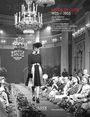 Oben steht: "MODA IN LUCE 1925—1955. Alle Origini del Made in Italy." Eine historische Modenschau in einem eleganten Saal.