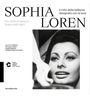 "Sophia Loren", "the myth of beauty drawn with light", Bild in Schwarz-Weiß mit einer lächelnden Frau.