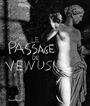 Text: „LE PASSAGE DE VENUS“. Eine klassische Statue einer Frau, halb im Schatten beleuchtet.
