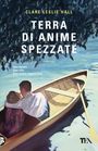 Titel: "Terra di Anime Spezzate". 
Text: "Una donna. Due vite. Una scelta impossibile". 
Illustration: Paar im Boot auf Wasser.