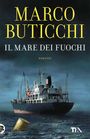 „Marco Buticchi - Il Mare dei Fuochi – Romanzo“. Ein Schiff auf stürmischer See, im Vordergrund treibt ein gelbes Fass.