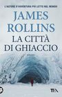 "James Rollins: La Città di Ghiaccio. ROMANZO." Eine Person in roter Jacke steht vor einer großen blauen Eishöhle.