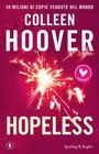 "30 MILIONI DI COPIE VENDUTE NEL MONDO, COLLEEN HOOVER, HOPELESS, ROMANCE." Ein brennendes Wunderkerzenmotiv auf pinkem Hintergrund.