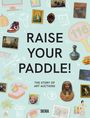 "RAISE YOUR PADDLE! THE STORY OF ART AUCTIONS SKIRA" in der Mitte. Umgeben von Kunstwerken und Objekten, wie Masken und Gemälden.