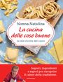 „La cucina delle cose buone“ steht auf einem Kochbuch-Cover, umgeben von frischer Pasta und einer älteren Frau in Schürze.