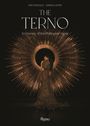 "The Terno: A Century of the Philippine Dress." Eine Frau in einem kunstvoll verzierten Kleid vor einem radialen Muster.